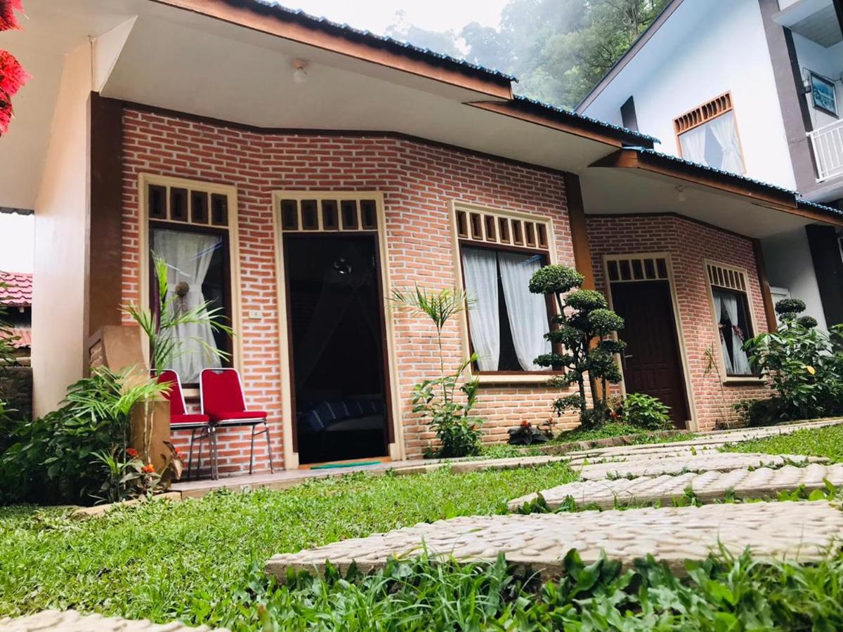 Thomas' Retreat Bukit Lawang Hotel Exterior photo